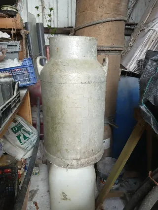 Lechero antiguo de metal