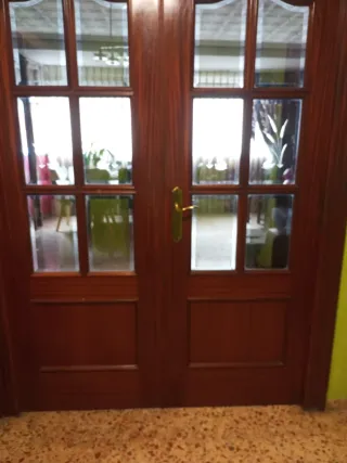 Puertas de comedor de madera con cristal