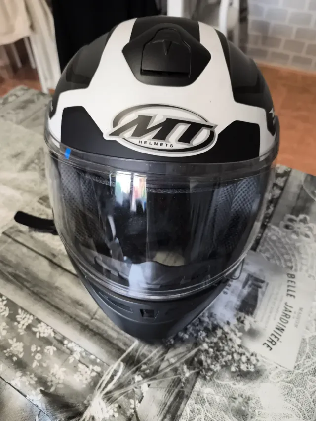 Casco MT Helmets Integral Negro y Blanco