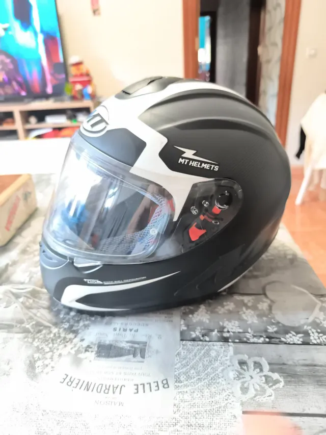 Casco MT Helmets Integral Negro y Blanco