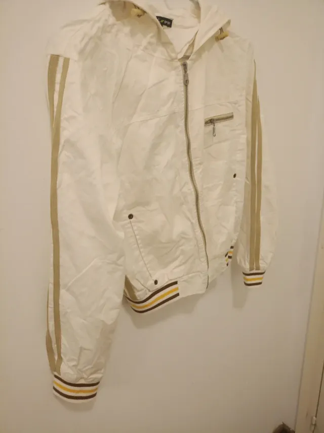 Chaqueta con capucha y rayas doradas