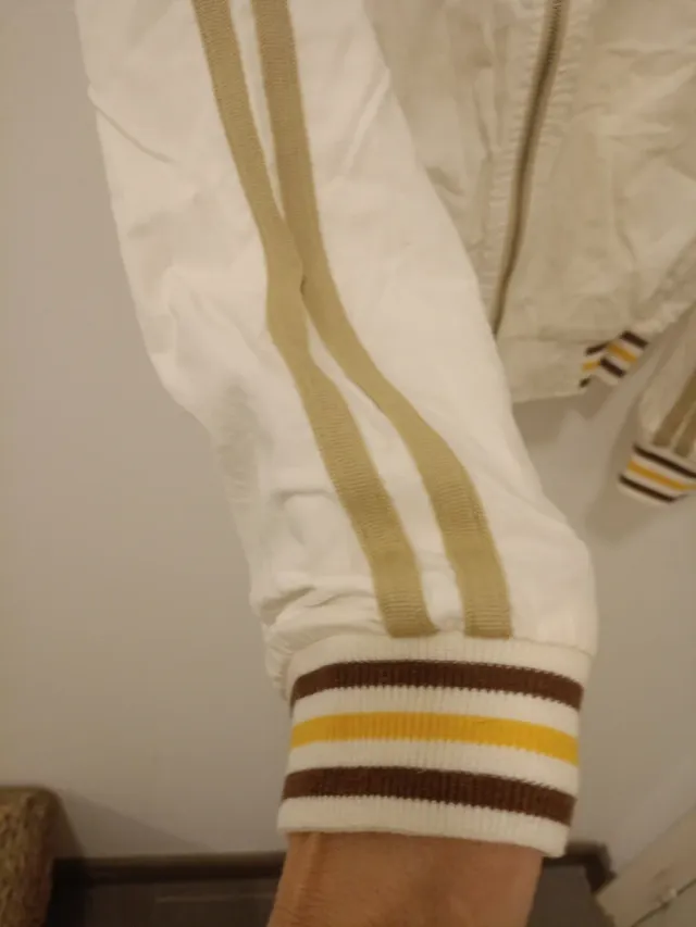 Chaqueta con capucha y rayas doradas