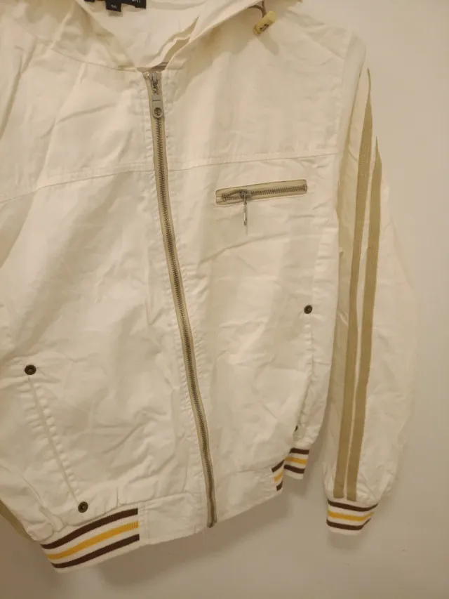 Chaqueta con capucha y rayas doradas