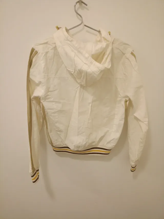 Chaqueta con capucha y rayas doradas