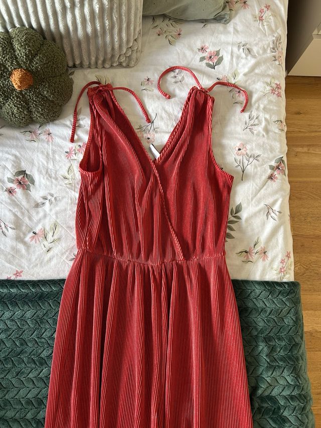 Mono naranja con tirantes