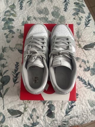 Nike Dunk Low Gris y Blanco