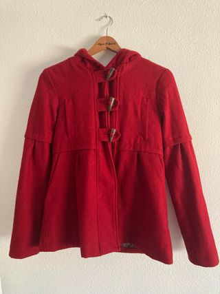 Abrigo rojo con capucha y botones