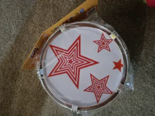 Tambor infantil con estrellas rojas