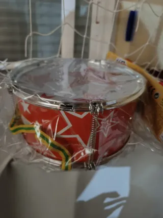 Tambor infantil con estrellas rojas