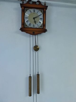 Reloj de pared antiguo de cuerda