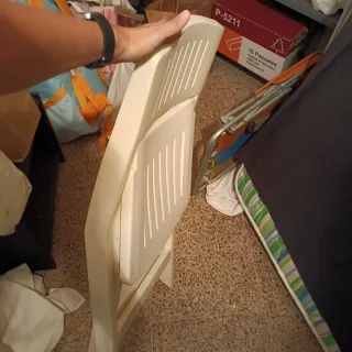 Silla plegable blanca de plástico, tengo 3