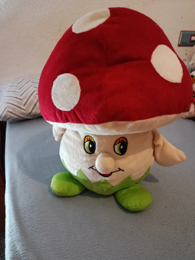 Peluche Hongo Rojo con Puntos Blancos