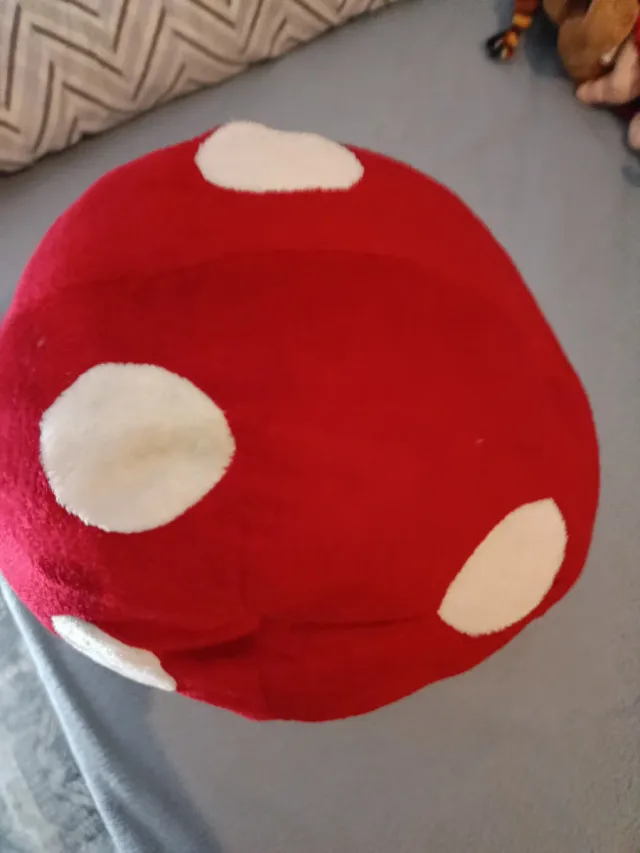 Peluche Hongo Rojo con Puntos Blancos