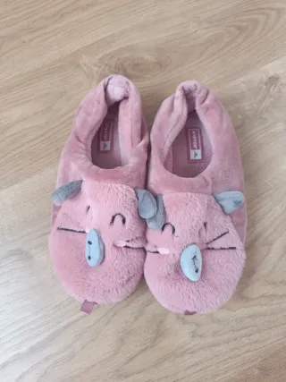Zapatillas rosas de casa con diseño de cerdo