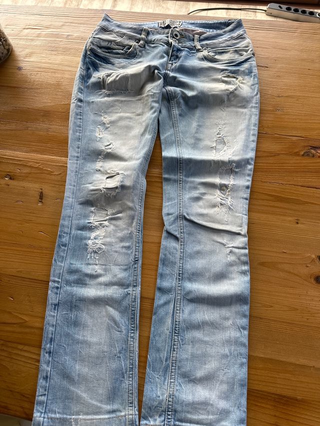 Pantalón vaquero desgastado claro