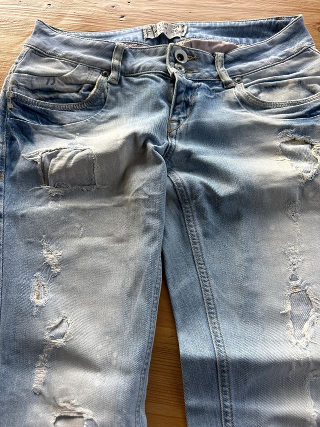 Pantalón vaquero desgastado claro