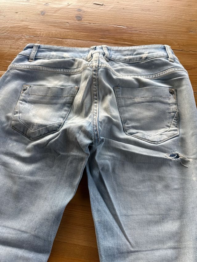 Pantalón vaquero desgastado claro