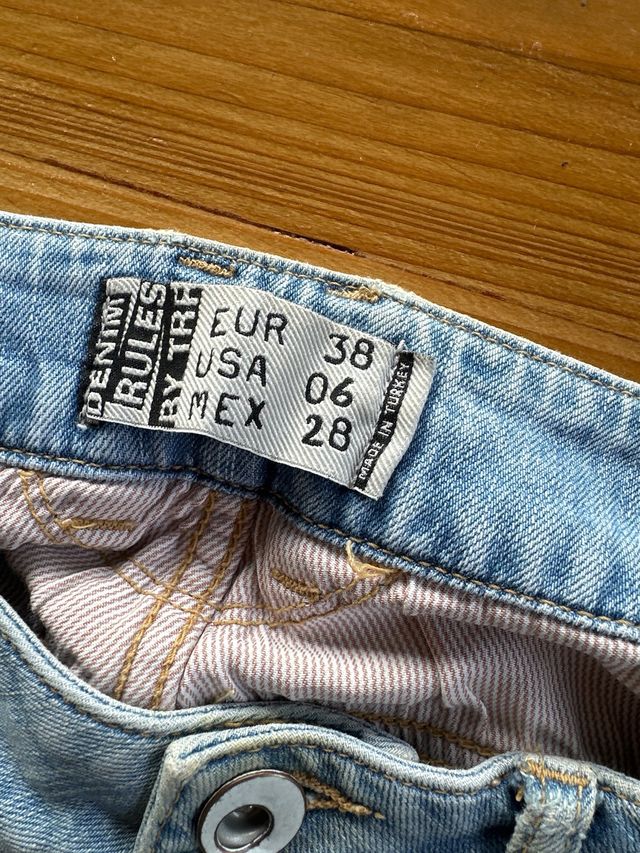 Pantalón vaquero desgastado claro