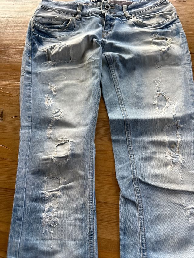 Pantalón vaquero desgastado claro