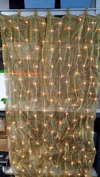 Cortina con luces LED rojas y amarillas