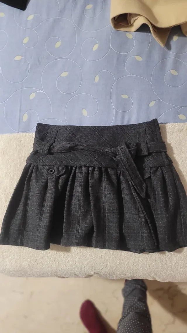 Falda gris con cinturón