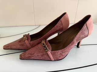 Zapatos finos rosas con cadena