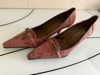 Zapatos finos rosas con cadena