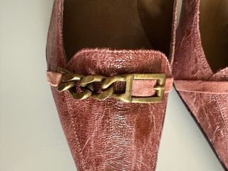 Zapatos finos rosas con cadena