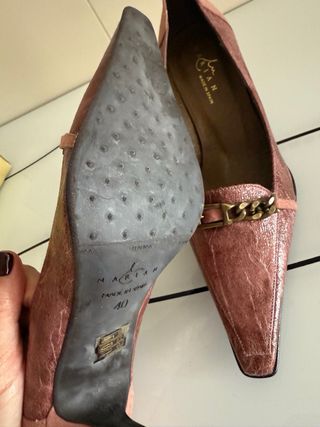 Zapatos finos rosas con cadena