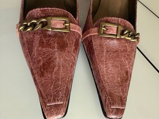 Zapatos finos rosas con cadena