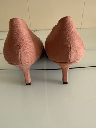 Zapatos finos rosas con cadena