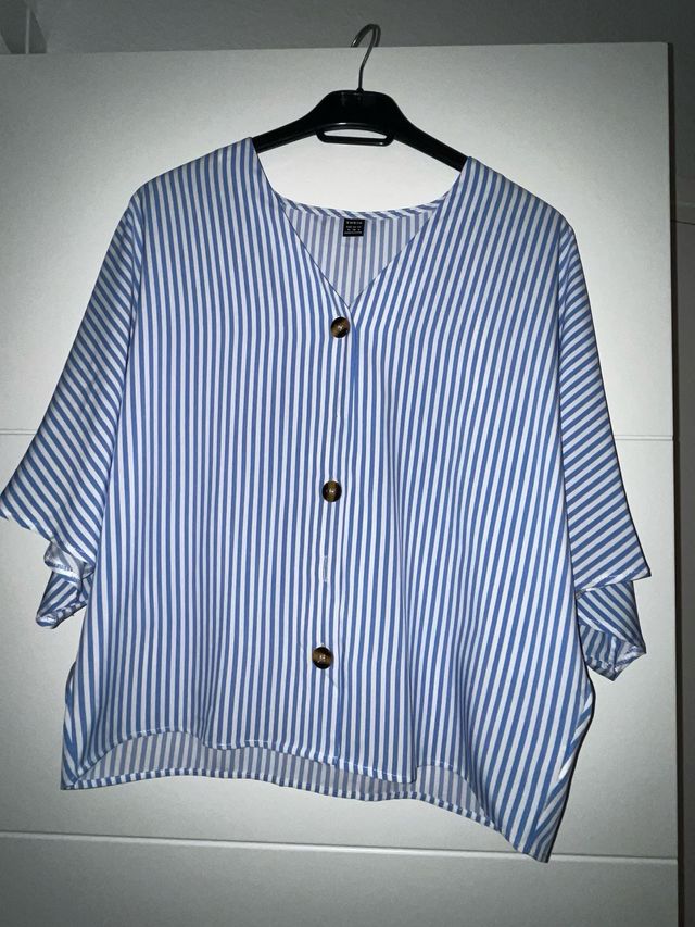 Blusa de rayas azul y blanco