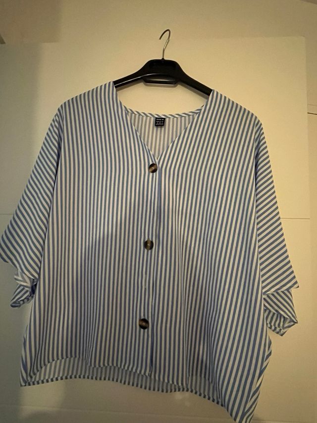 Blusa de rayas azul y blanco