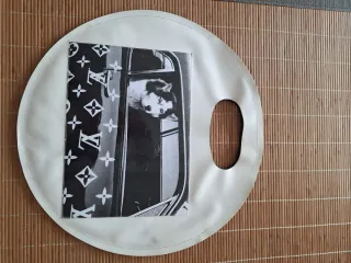 Bolso de mano blanco con estampado perro