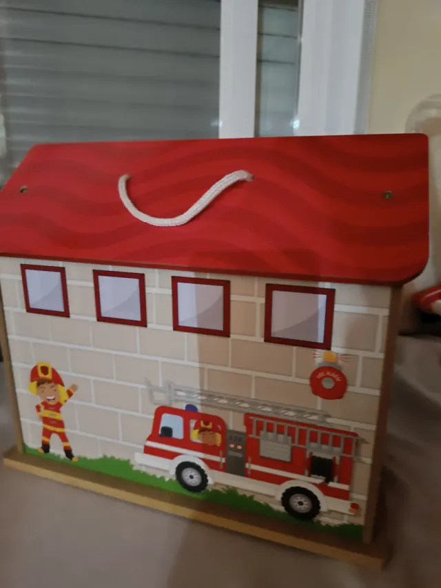Casa de bomberos de juguete