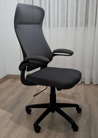 Silla de oficina gris y negra
