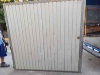 Como Nuevo!! Portón Garaje de Doble Hoja.