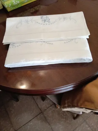 Juego de sábanas azul y blanco. Mide 1.40