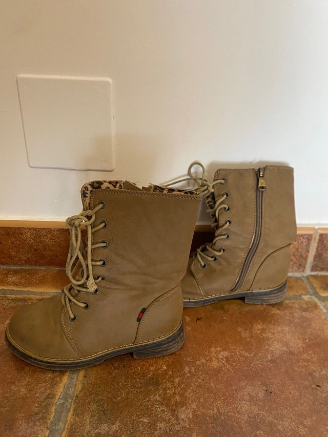 Botas de caña alta con cordones