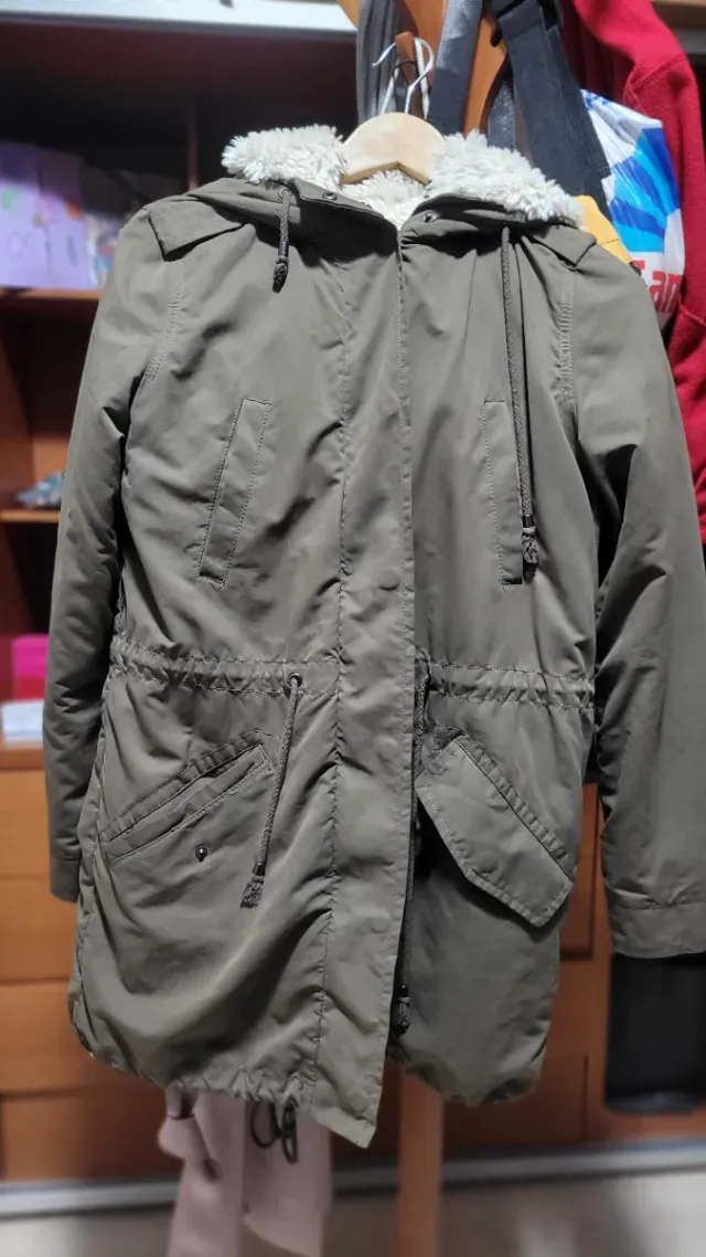 Parka verde con capucha forrada