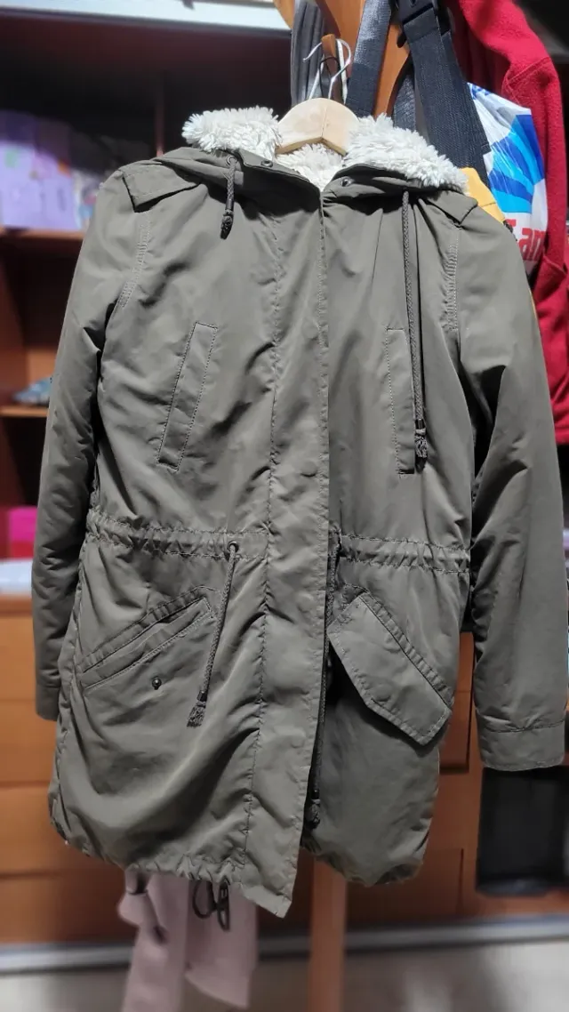 Parka verde con capucha forrada