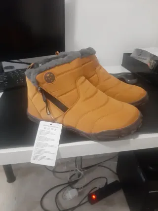 Botas de nieve marrones y amarillas