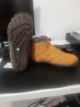 Botas de nieve marrones y amarillas