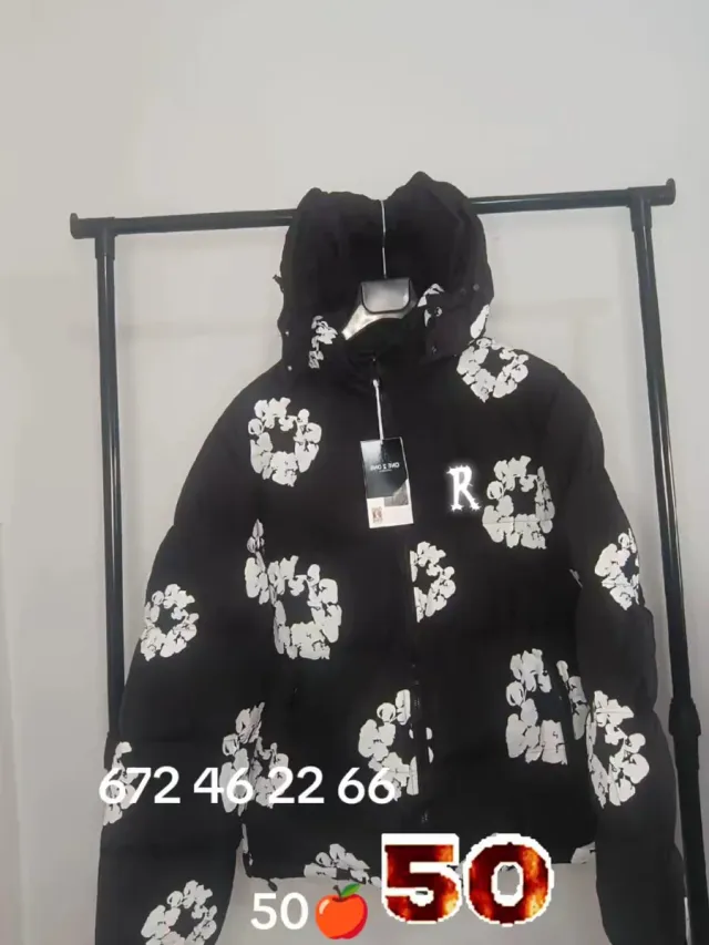 Chaqueta acolchada negra con estampado floral
