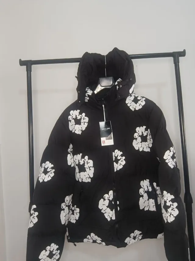 Chaqueta acolchada negra con estampado floral