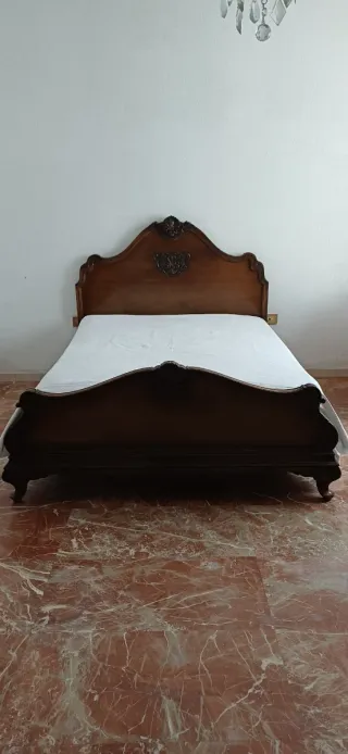 Cama antigua de madera noble
