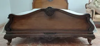 Cama antigua de madera noble