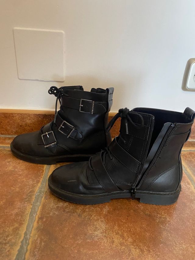 Botas negras con hebillas y cremallera