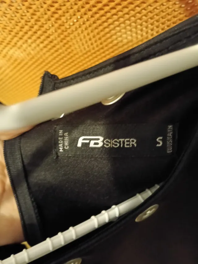 Vestido negro corto con ojales