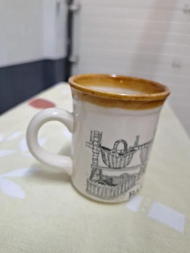Taza de cerámica inglesa, artesanía del mimbre.